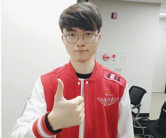 开云下载- Faker重返赛场，夺冠首场状态出色，DWG观众沸腾！赛场气氛高涨